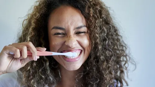 Brossage matinal : cette erreur qui jaunit vos dents selon les...