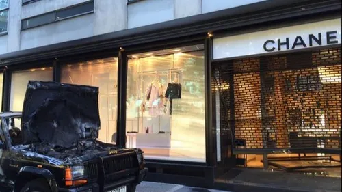 Braquage spectaculaire d'une boutique Chanel à Paris avec une...