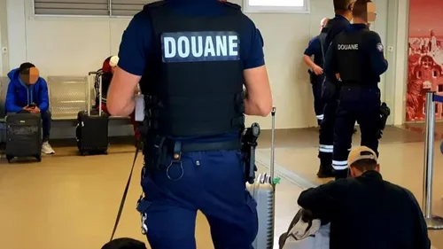 Le neveu d'une ancienne ministre interpellé à l'aéroport avec 10...