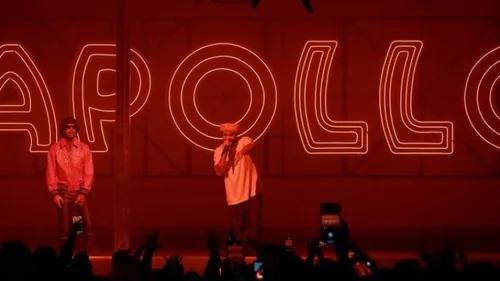 Incident de sécurité lors du concert de Drake : un fan tombe d'un...