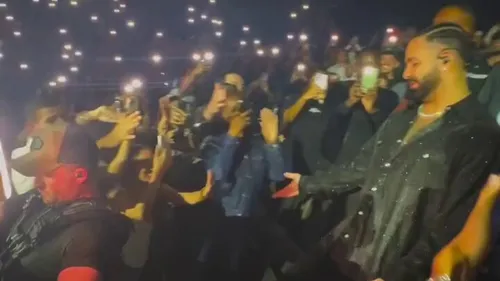 À Paris, Drake reconnaît Bigflo avant de monter sur scène