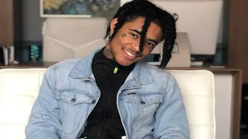 CHOC : un rappeur tire sur toutes sa famille et le même jour sort...