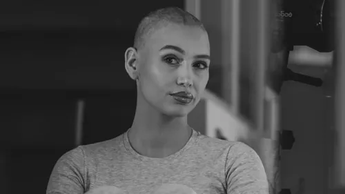 Eloïse Appelle souffrante d'un cancer, elle se fait hospitalisé en...