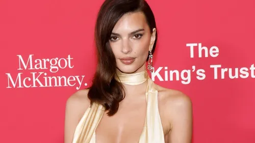 Emily Ratajkowski éblouit le gala en robe satinée et décolleté...