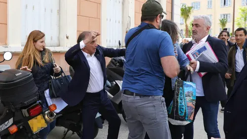 Eric Zemmour frappe une femme après un jet d'œuf !