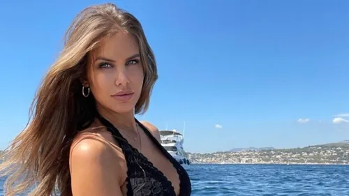 Adixia post une photo qui ne passe pas :  « mettez-vous à poil, ça...