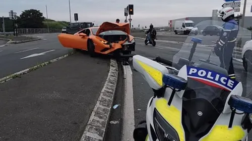 Il fuit la police en Lambo et termine sur un terre-plein !