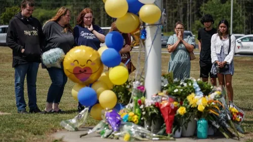 Une enseignant aide une victime lors de la fusillade tragique en...