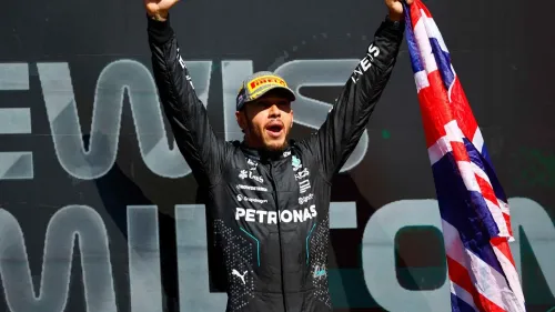 Lewis Hamilton triomphe à Silverstone et signe une victoire émotive