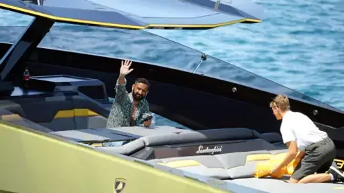 Cyril Hanouna passe ses vacances sur un luxueux yacht Lamborghini