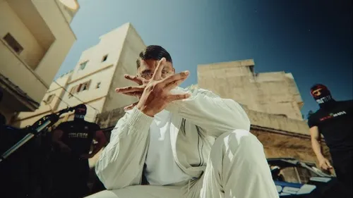 Révélations troublantes : Maes face à de lourdes accusations par...