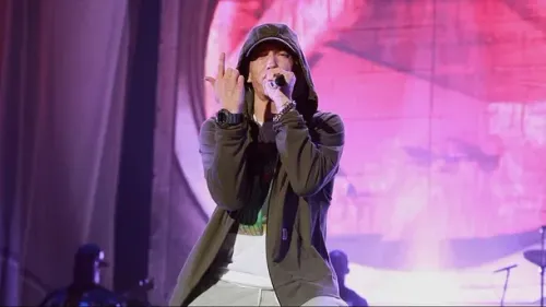 Eminem en hommage émouvant à sa mère lors d'un concert