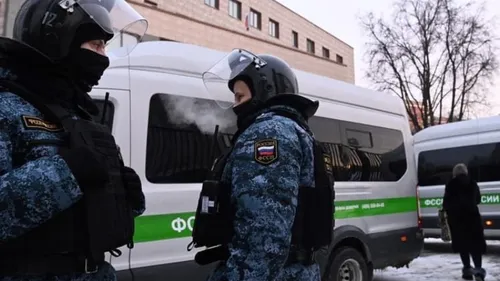 La mère interdit sa fille de 14 ans de voir son petit copain, elle...