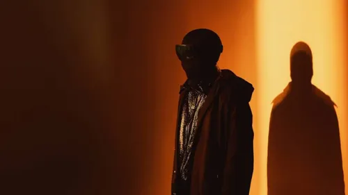 Houdi : Le rappeur masqué qui conquiert la scène française