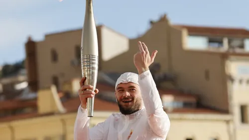 Jul fait face aux critiques après l'allumage du chaudron olympique 