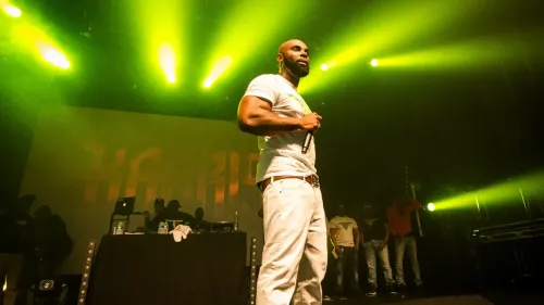 Kaaris fait face à un lancer de chaussure en concert et réagit avec...