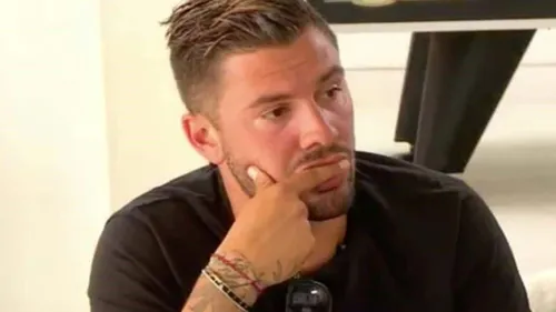 Kevin Guedj retrouvé avec 2 filles dans les toilettes par des...