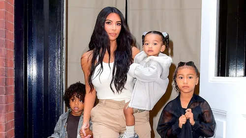Kim Kardashian accablée par les responsabilités parentales depuis...