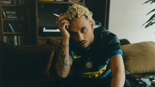 Laylow entre design et musique : une chaise avant l'album