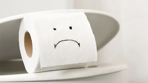 Dans les toilettes publiques le rouleau de papier peut cacher un...