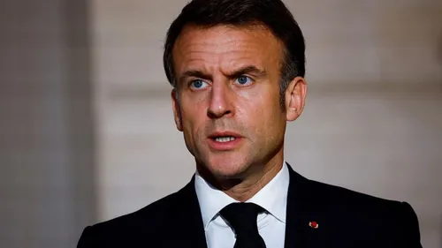 Emmanuel Macron porte une perruque ? Ces images font parler !