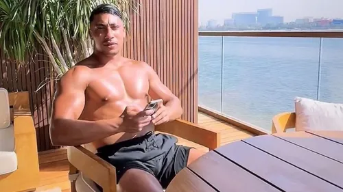 Maes : sa vidéo controversée suscite des réactions mitigées