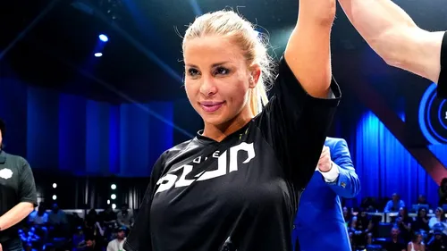 Une combattante de Power Slap perd ses implants mammaires à...