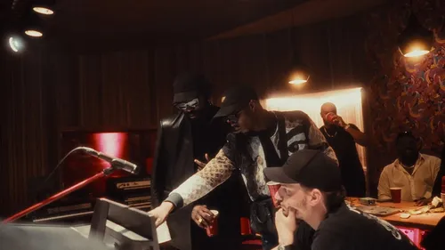 Damso implique ses fans dans une session studio pour son prochain...