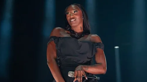 Aya Nakamura à Paris La Défense Arena pour le Gala des Pièces jaunes