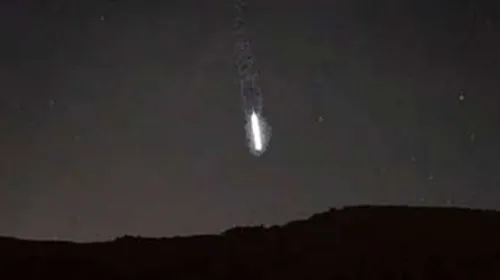 Un météore éblouissant illumine le ciel méditerranéen