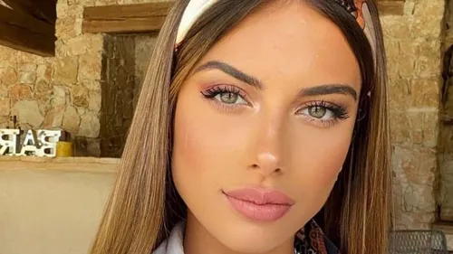 Giuseppa se montre en lingerie transparente juste après son...