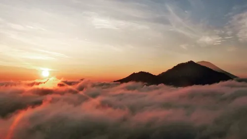 Deux ans de prison pour avoir tourné un film X sur un volcan sacré ? 