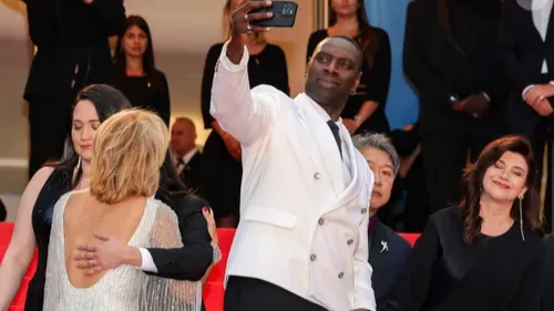 Omar Sy casse les codes sur le tapis rouge de Cannes !