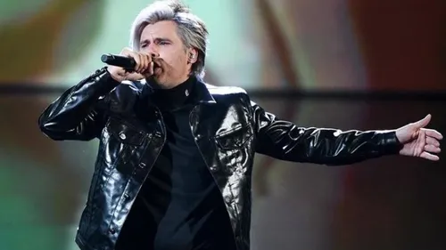 Orelsan : après une coupure de micro en plein concert il continue à...