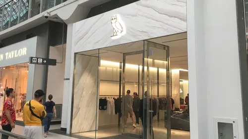 Vandalisme au marteau dans la boutique OVO de Drake à Manhattan