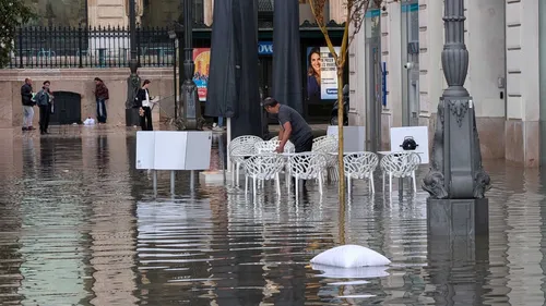 Marseille sous l'eau : Plusieurs quartiers inondés à cause des...