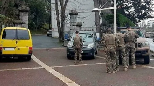 Tragédie dans un lycée : une enseignante poignardée à mort par un...