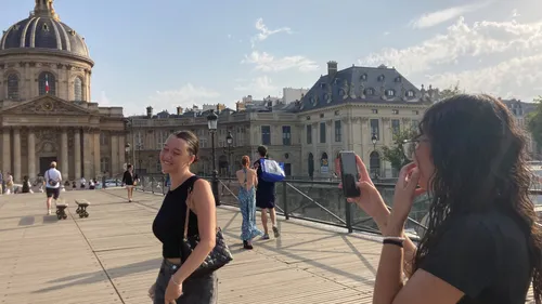 Le Pont des Arts devient le théâtre de la danse après le show d'Aya...