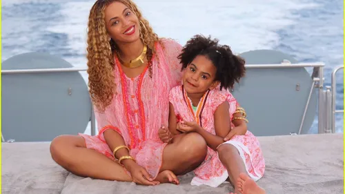 À seulement 6 ans, Rumi Carter établit un nouveau record dans le...