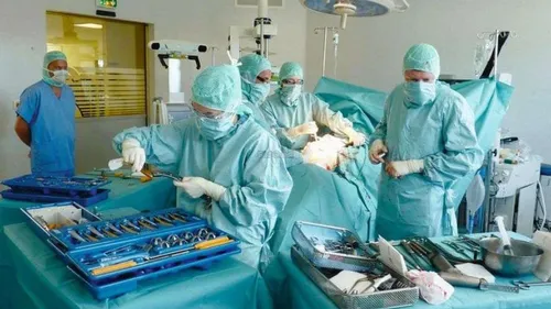 Elle s'arrache les yeux sous l'emprise de l'addiction