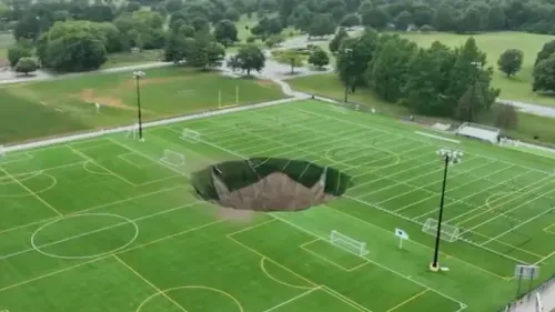 Un trou géant se forme sur un terrain de foot et ce n'est pas un...