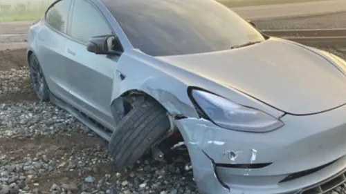 En pilotage automatique, sa Tesla le conduit sous un train, il...