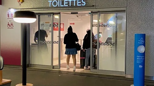Une dame pipi ses fait licenciée de la gare Montparnasse pour 1 euro !
