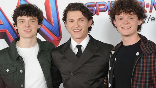 Le petit frère de Tom Holland brille dans deux séries qui cartonne !