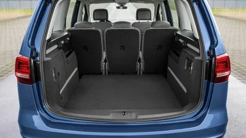 Elle roule avec le cadavre de ses deux neveux dans son coffre...