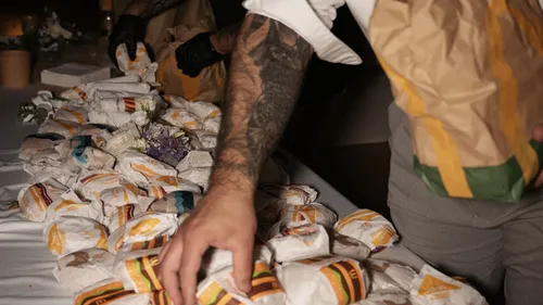 Un couple sert plus de 300 burgers McDonald's à leurs invités lors...