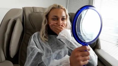 Avec un tatouage permanent une fille change la couleur de ses yeux...