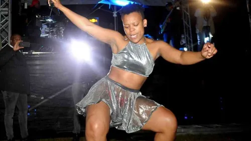 Une chanteuse sud africaine subit une agression sexuelle en plein...