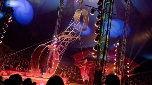 9EME FESTIVAL INTERNATIONAL DU CIRQUE DE BAYEUX = OUVERTURE DE LA...