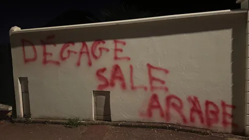 Insultes racistes à Marseille et tag haineux à Buchelay : deux...